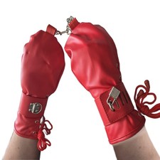 Fetish Faustling con polsini